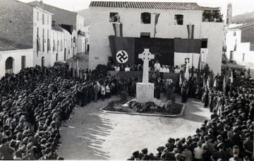imatge d'una concentració feixista en un poble, d'autor desconegut